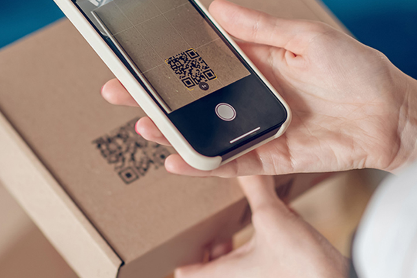 Paack Portrait 2 phone scanning qr code