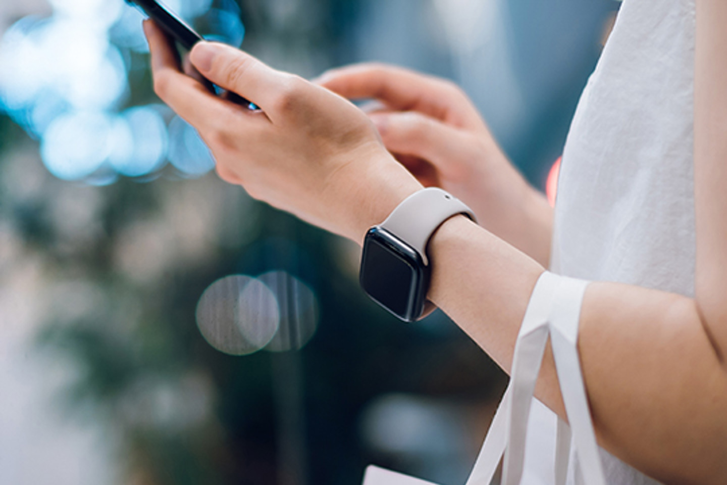 Productsup Portrait 2 woman holding phone